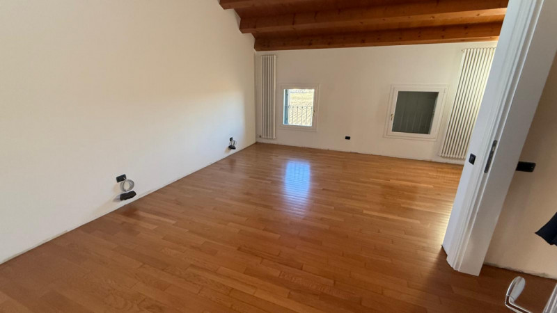 Camisano, immersa nel verde, vendesi tipica casa rurale ristrutturata completamente a nuovo e mai...