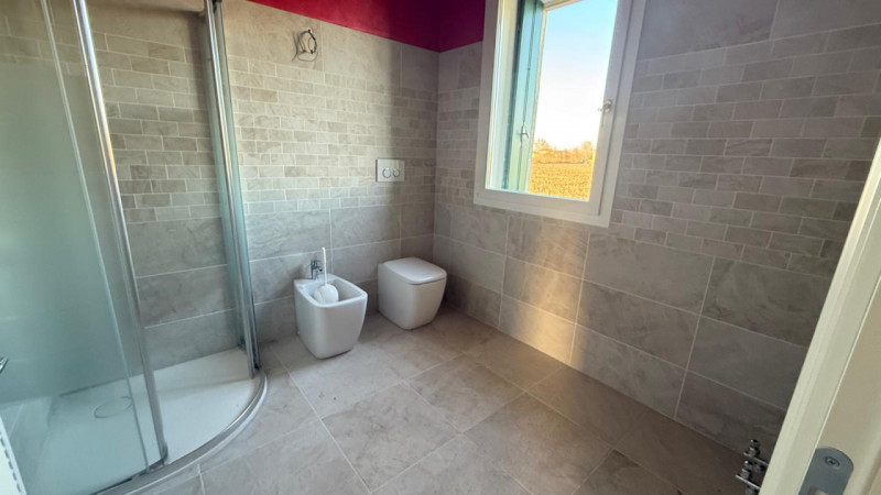 Camisano, immersa nel verde, vendesi tipica casa rurale ristrutturata completamente a nuovo e mai...