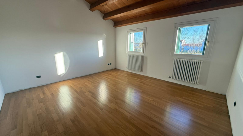 Camisano, immersa nel verde, vendesi tipica casa rurale ristrutturata completamente a nuovo e mai...