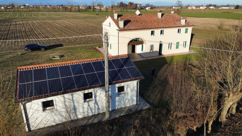Camisano, immersa nel verde, vendesi tipica casa rurale ristrutturata completamente a nuovo e mai...
