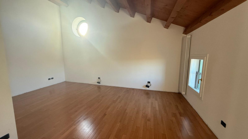 Camisano, immersa nel verde, vendesi tipica casa rurale ristrutturata completamente a nuovo e mai...