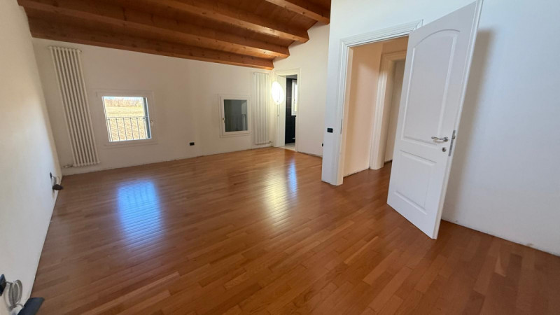 Camisano, immersa nel verde, vendesi tipica casa rurale ristrutturata completamente a nuovo e mai...