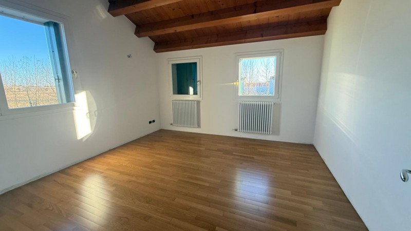 Camisano, immersa nel verde, vendesi tipica casa rurale ristrutturata completamente a nuovo e mai...