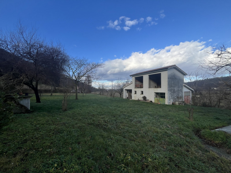 Se stai cercando un'opportunità unica nel cuore della natura, questa proprietà ubicata nel comune...