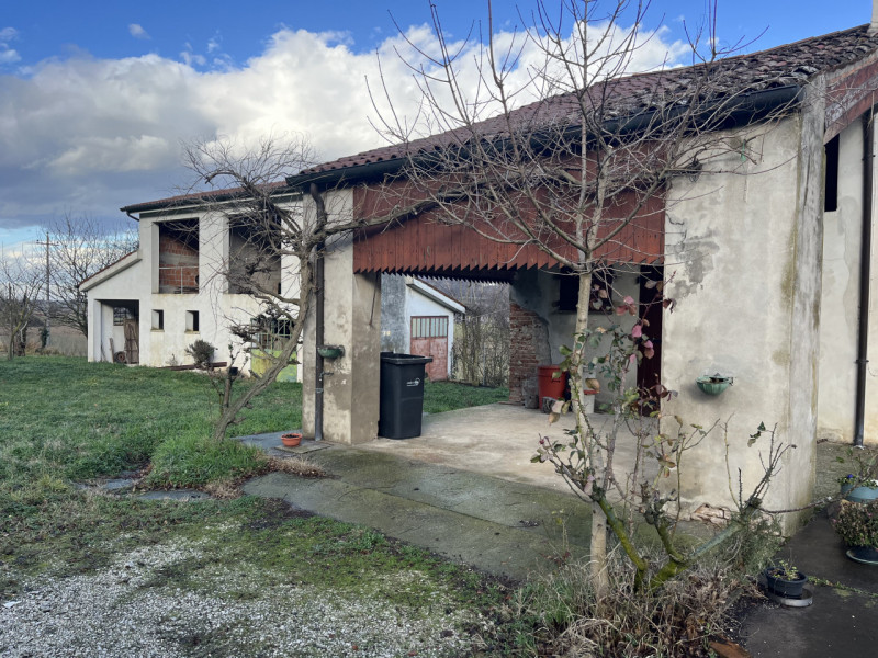 Se stai cercando un'opportunità unica nel cuore della natura, questa proprietà ubicata nel comune...