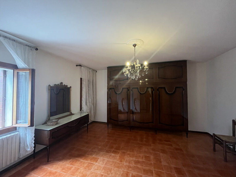 Se stai cercando un'opportunità unica nel cuore della natura, questa proprietà ubicata nel comune...