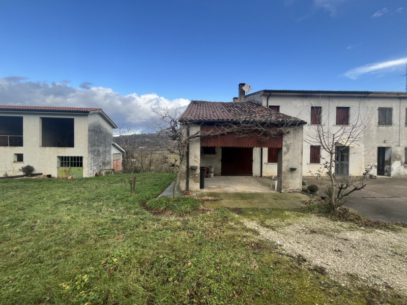 Se stai cercando un'opportunità unica nel cuore della natura, questa proprietà ubicata nel comune...