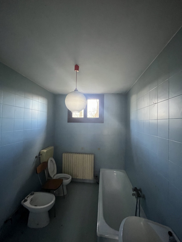 Se stai cercando un'opportunità unica nel cuore della natura, questa proprietà ubicata nel comune...