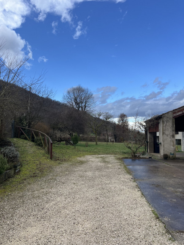 Se stai cercando un'opportunità unica nel cuore della natura, questa proprietà ubicata nel comune...