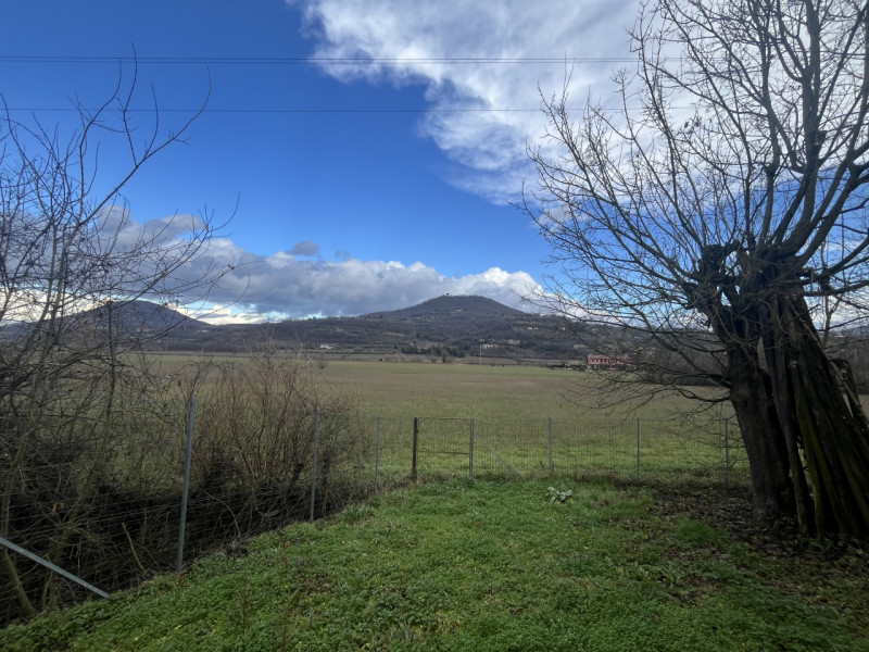 Se stai cercando un'opportunità unica nel cuore della natura, questa proprietà ubicata nel comune...