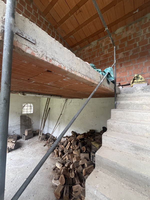 Se stai cercando un'opportunità unica nel cuore della natura, questa proprietà ubicata nel comune...