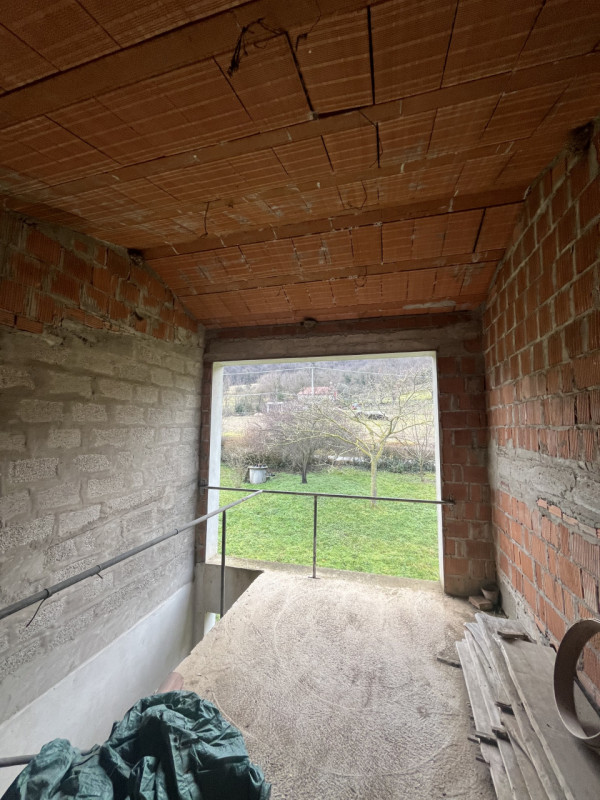 Se stai cercando un'opportunità unica nel cuore della natura, questa proprietà ubicata nel comune...