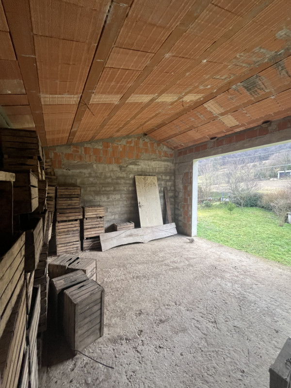 Se stai cercando un'opportunità unica nel cuore della natura, questa proprietà ubicata nel comune...