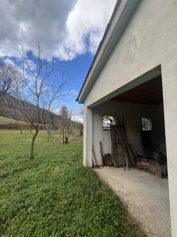 Se stai cercando un'opportunità unica nel cuore della natura, questa proprietà ubicata nel comune...