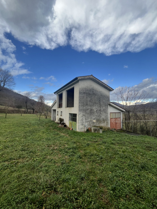 Se stai cercando un'opportunità unica nel cuore della natura, questa proprietà ubicata nel comune...