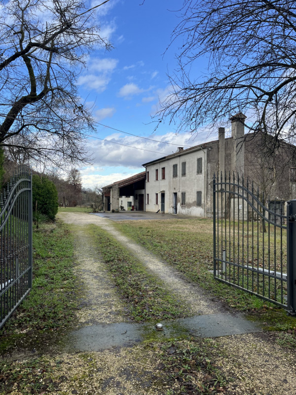 Se stai cercando un'opportunità unica nel cuore della natura, questa proprietà ubicata nel comune...
