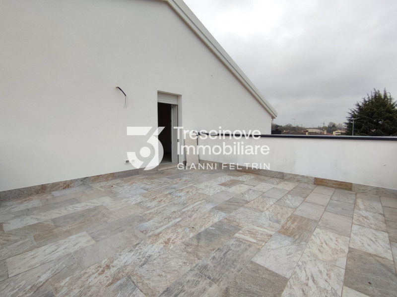 (Per INFO Simone 3427586513) Si propone in vendita attico all'ultimo piano di una nuova palazzina...