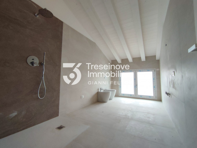 (Per INFO Simone 3427586513) Si propone in vendita attico all'ultimo piano di una nuova palazzina...