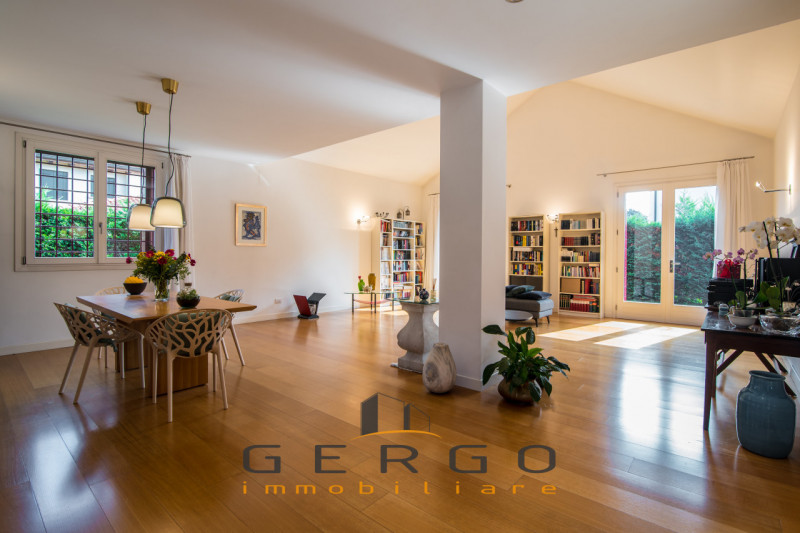 (Per INFO 3316190143) A Trebaseleghe, in zona centrale, proponiamo in vendita una casa singola di...