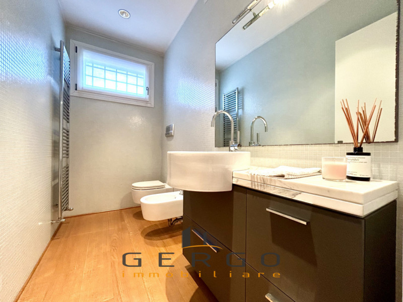 (Per INFO 3316190143) A Trebaseleghe, in zona centrale, proponiamo in vendita una casa singola di...