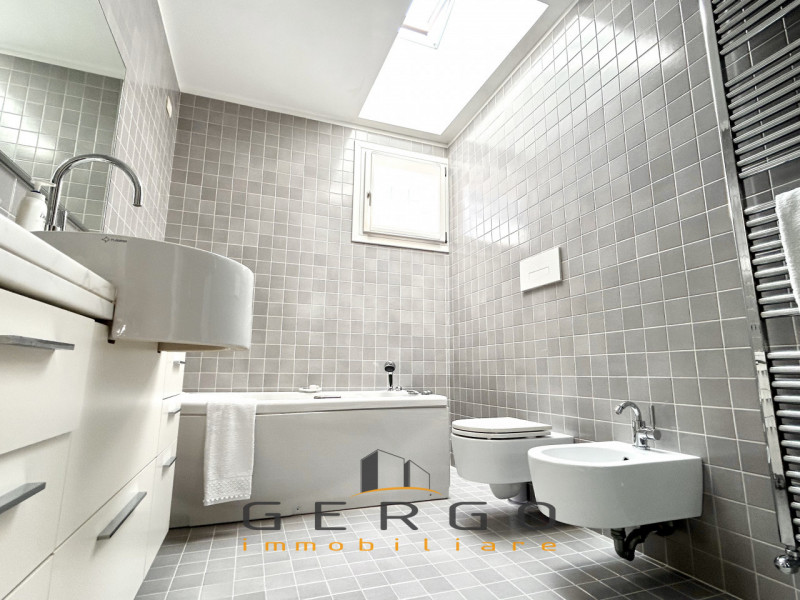 (Per INFO 3316190143) A Trebaseleghe, in zona centrale, proponiamo in vendita una casa singola di...