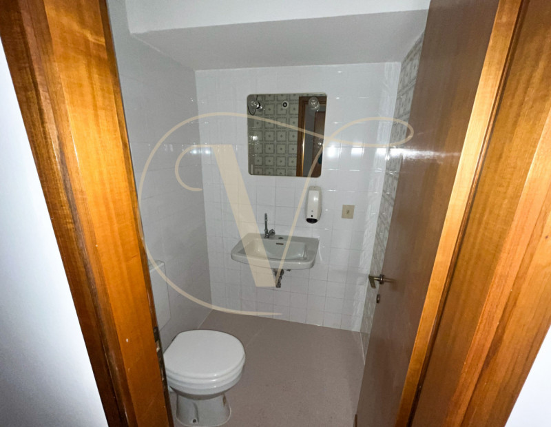 Si propone in vendita al primo piano due uffici uniti in un unico spazioso Ufficio in zona centra...