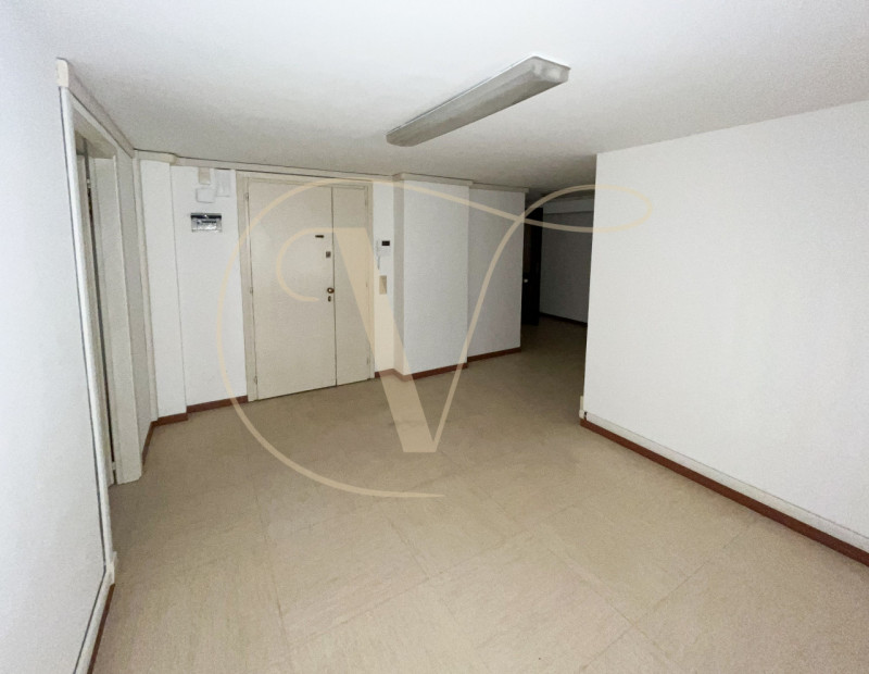 Si propone in vendita al primo piano due uffici uniti in un unico spazioso Ufficio in zona centra...