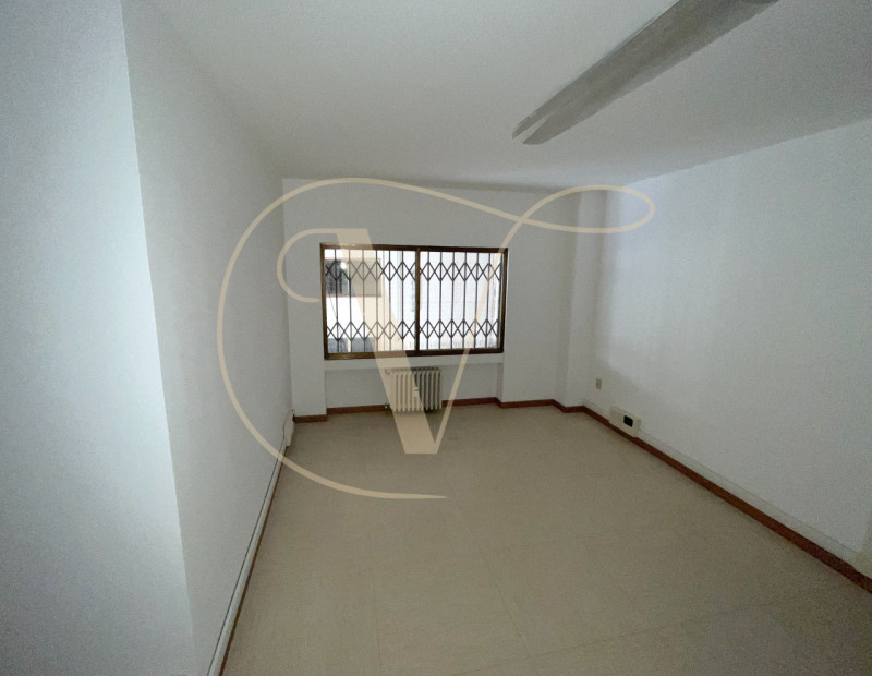 Si propone in vendita al primo piano due uffici uniti in un unico spazioso Ufficio in zona centra...