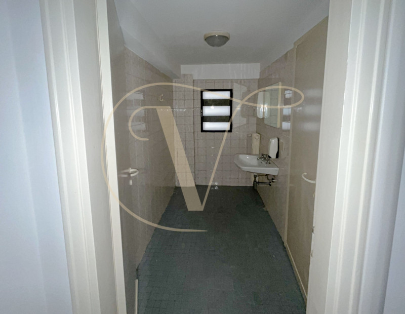 Si propone in vendita al primo piano due uffici uniti in un unico spazioso Ufficio in zona centra...