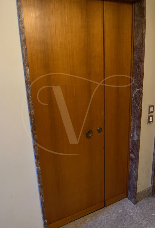 Si propone in vendita al primo piano due uffici uniti in un unico spazioso Ufficio in zona centra...