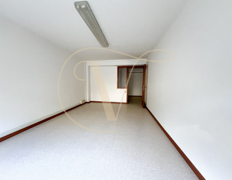 Si propone in vendita al primo piano due uffici uniti in un unico spazioso Ufficio in zona centra...