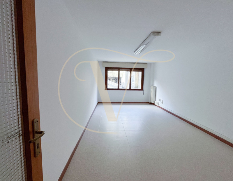 Si propone in vendita al primo piano due uffici uniti in un unico spazioso Ufficio in zona centra...