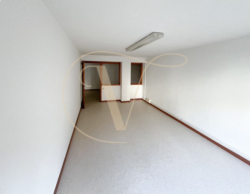 Si propone in vendita al primo piano due uffici uniti in un unico spazioso Ufficio in zona centra...