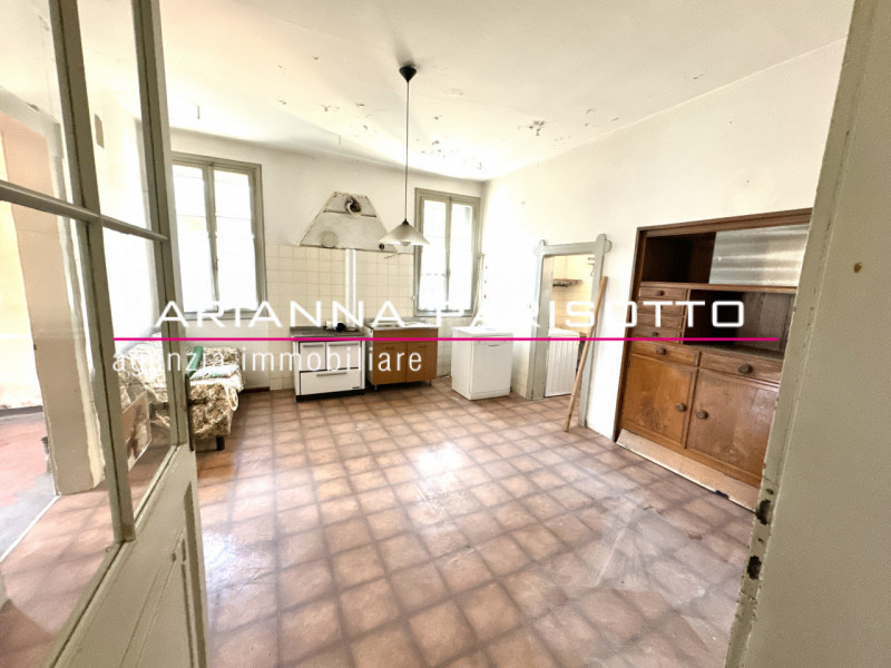 Ns. esclusiva: Scopri questa straordinaria VILLA DI CORTE PADRONALE edificata negli anni '30, sit...