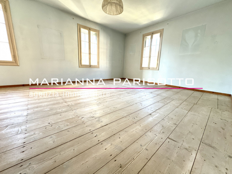 Ns. esclusiva: Scopri questa straordinaria VILLA DI CORTE PADRONALE edificata negli anni '30, sit...