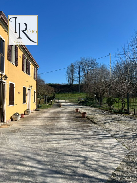 Sei alla ricerca di un'immobile che offre tranquillità, lontano dal caos della vita urbana? Quest...