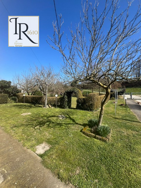 Sei alla ricerca di un'immobile che offre tranquillità, lontano dal caos della vita urbana? Quest...