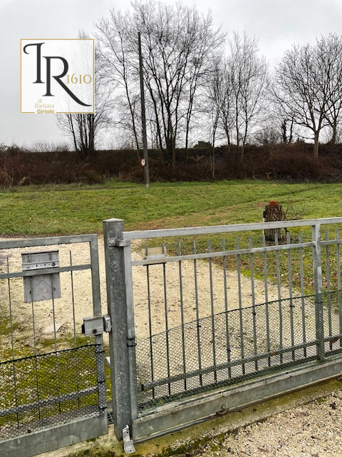 Sei alla ricerca di un'immobile che offre tranquillità, lontano dal caos della vita urbana? Quest...