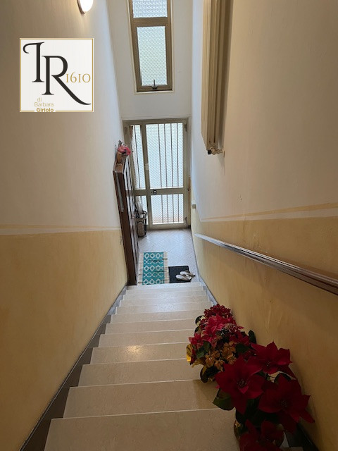 Sei alla ricerca di un'immobile che offre tranquillità, lontano dal caos della vita urbana? Quest...