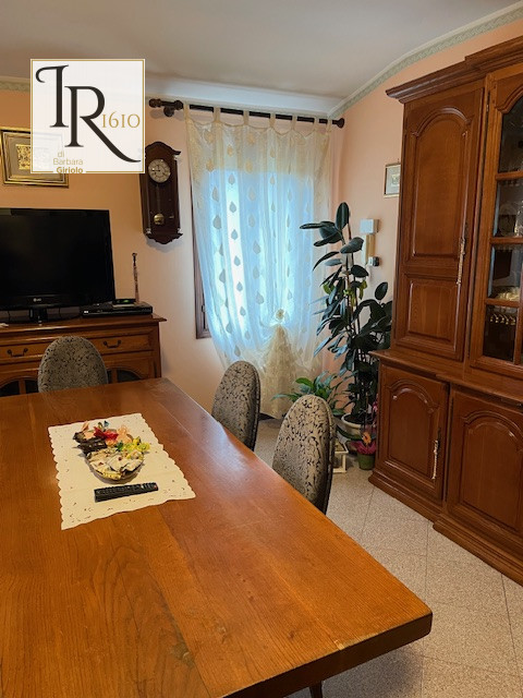 Sei alla ricerca di un'immobile che offre tranquillità, lontano dal caos della vita urbana? Quest...