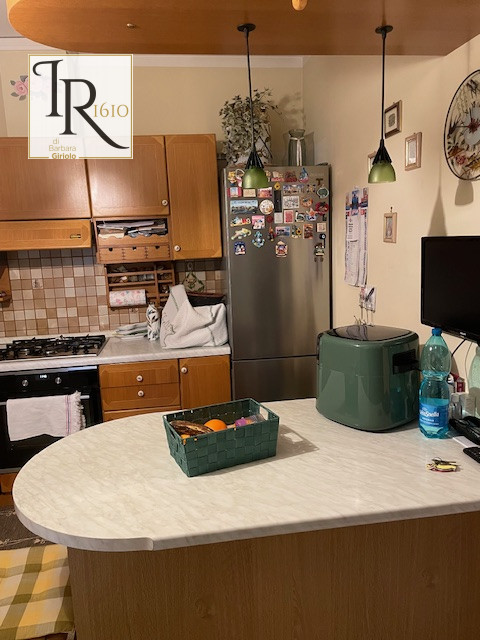 Sei alla ricerca di un'immobile che offre tranquillità, lontano dal caos della vita urbana? Quest...