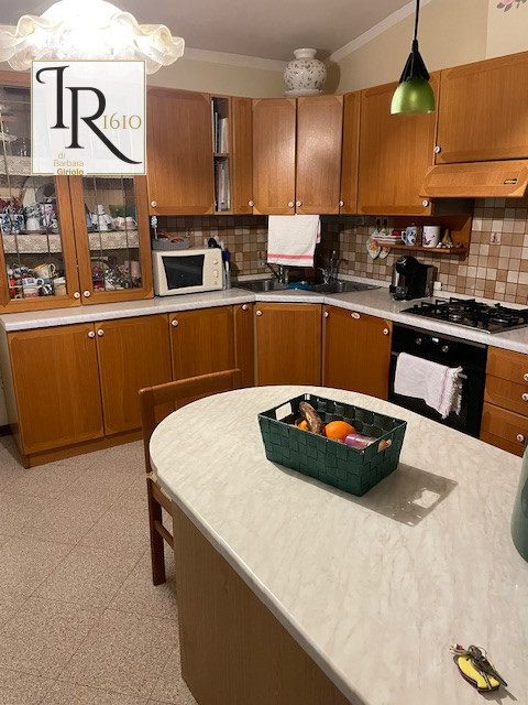 Sei alla ricerca di un'immobile che offre tranquillità, lontano dal caos della vita urbana? Quest...