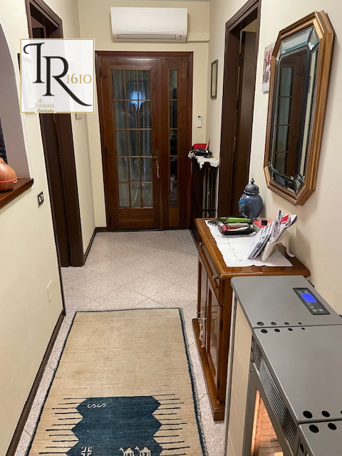 Sei alla ricerca di un'immobile che offre tranquillità, lontano dal caos della vita urbana? Quest...