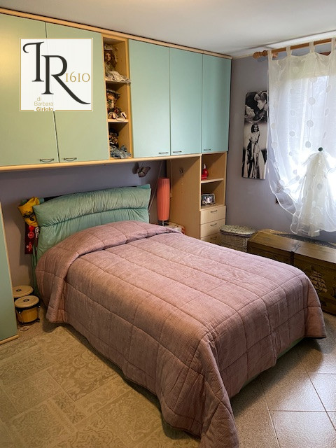 Sei alla ricerca di un'immobile che offre tranquillità, lontano dal caos della vita urbana? Quest...