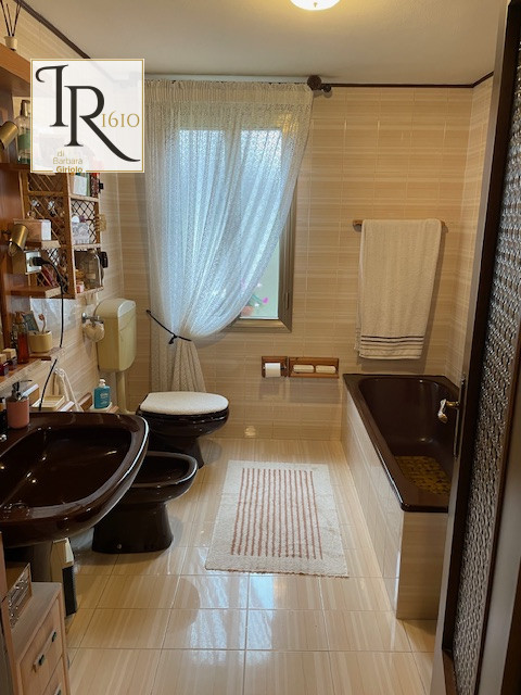 Sei alla ricerca di un'immobile che offre tranquillità, lontano dal caos della vita urbana? Quest...