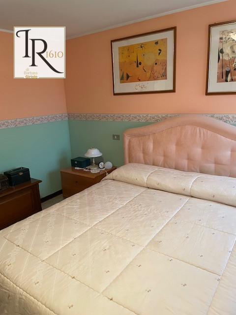 Sei alla ricerca di un'immobile che offre tranquillità, lontano dal caos della vita urbana? Quest...