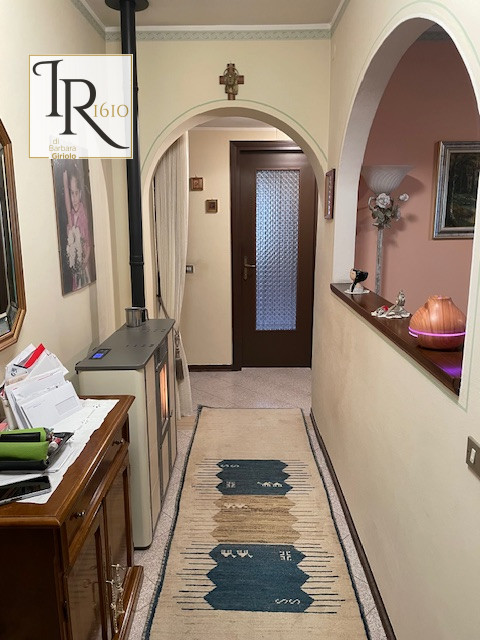 Sei alla ricerca di un'immobile che offre tranquillità, lontano dal caos della vita urbana? Quest...