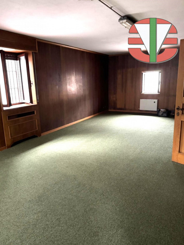 Proponiamo in vendita un'interessante porzione di immobile commerciale/residenziale situata nella...