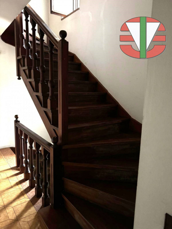 Proponiamo in vendita un'interessante porzione di immobile commerciale/residenziale situata nella...