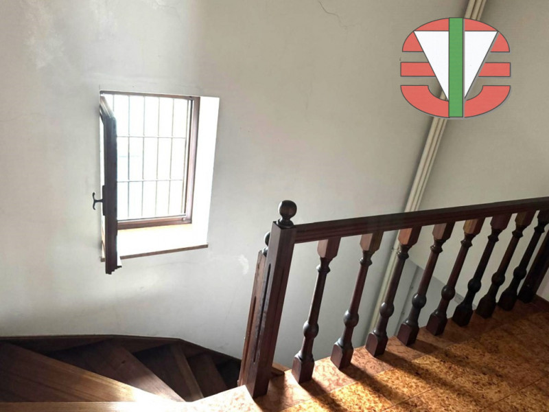 Proponiamo in vendita un'interessante porzione di immobile commerciale/residenziale situata nella...